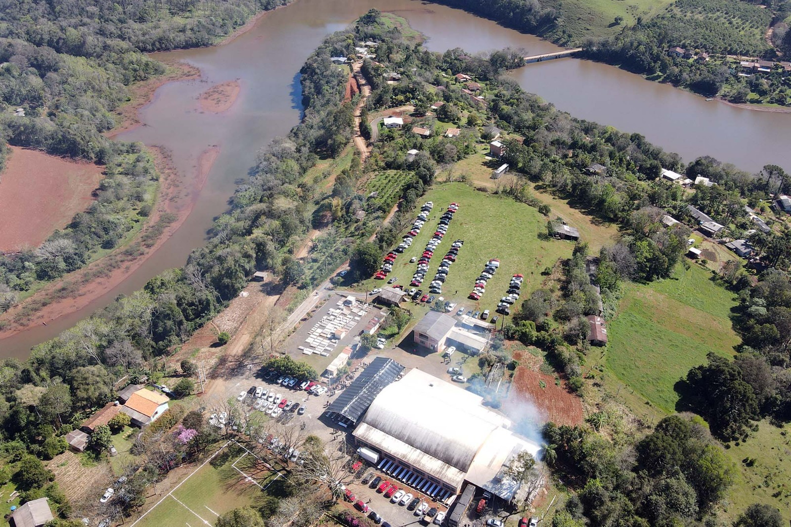 Ir para  <p>A comunidade da Vila Mirim, em Severiano de Almeida, celebrou uma festa neste domingo (27), recepcionando mais de 2 mil pessoas para as atividades que marcaram o evento, tamb&eacute;m em honra a Santo Agostinho.<br />
A...